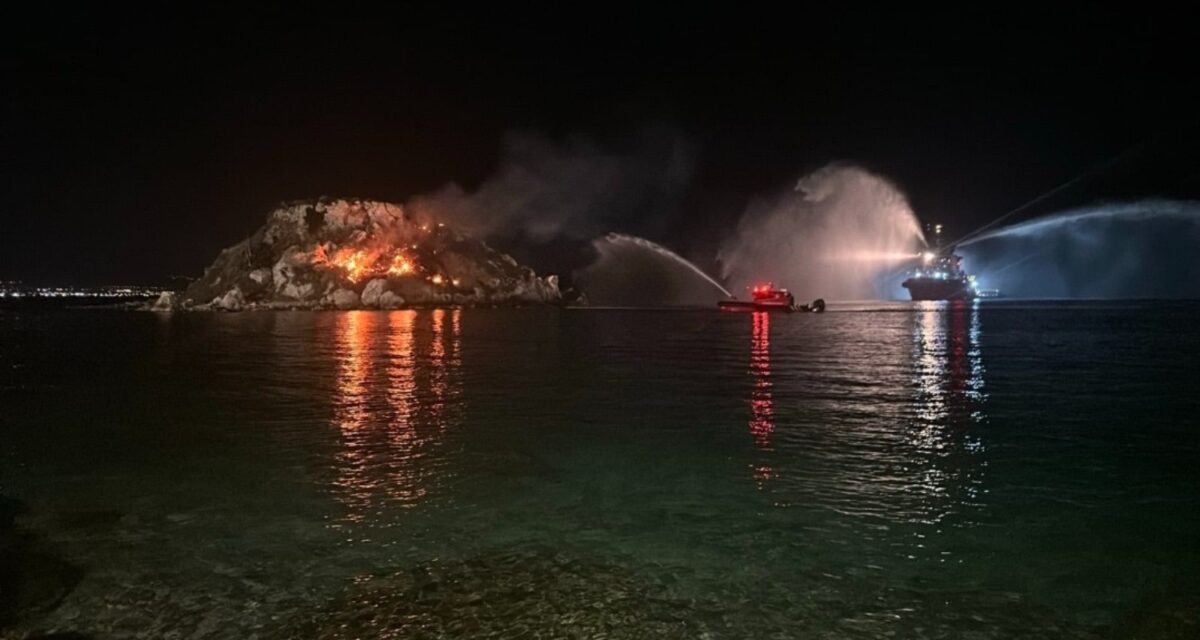 Πειραιάς: Με πλωτό μέσο τύπου RAFNAR, έσβησαν τη φωτιά στη ν
