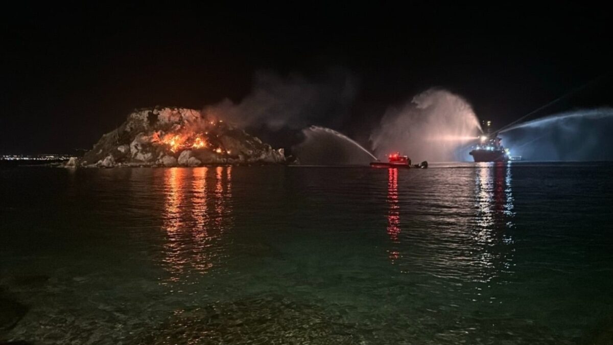 Πειραιάς: Με πλωτό μέσο τύπου RAFNAR, έσβησαν τη φωτιά στη νησίδα Κουμουνδούρου
