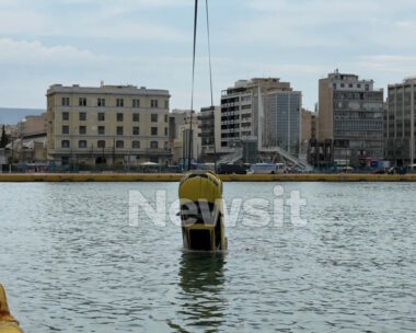 Ταξί έπεσε στο λιμάνι του Πειραιά