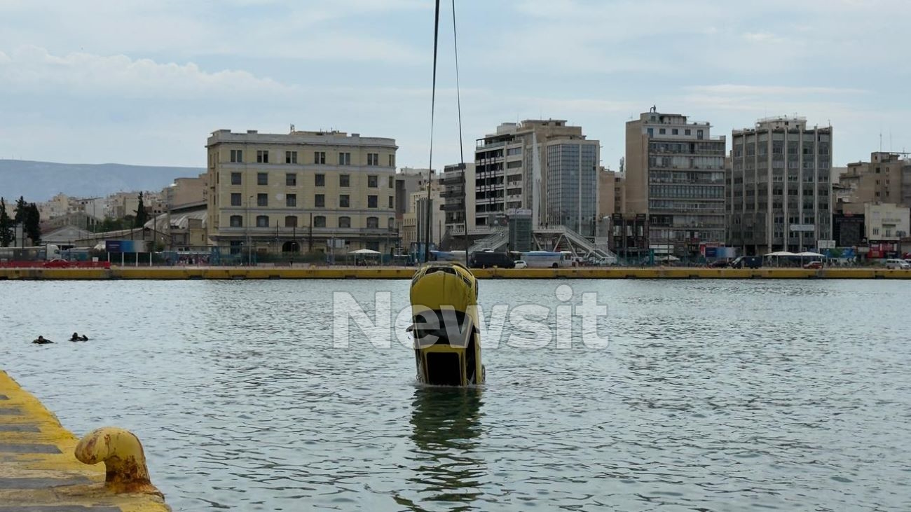 Ταξί έπεσε στο λιμάνι του Πειραιά