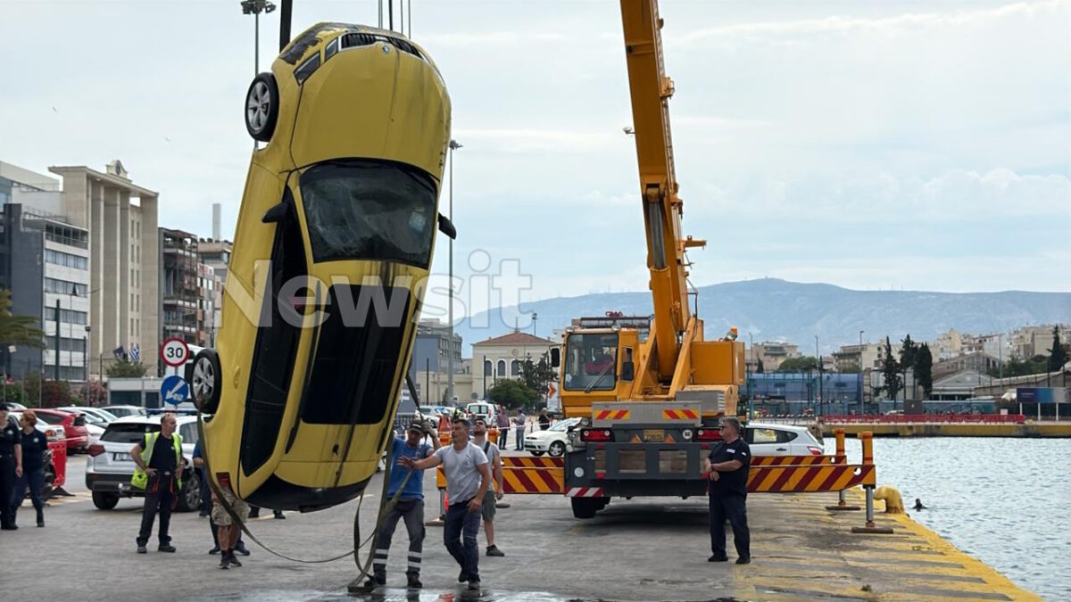 Ταξί έπεσε στο λιμάνι του Πειραιά