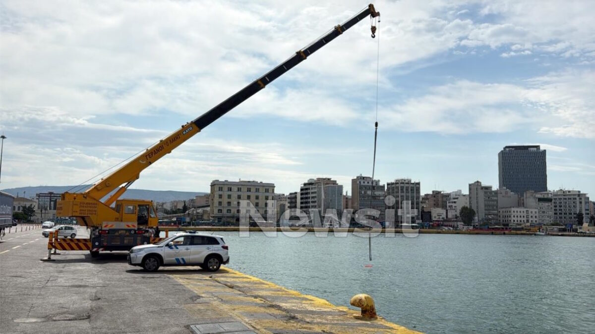 Ταξί έπεσε στο λιμάνι του Πειραιά