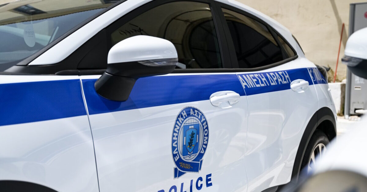 Επεισοδιακή καταδίωξη στο Παλαιό Φάληρο: «Καρφώθηκε» με κλεμμένο αυτοκίνητο σε 4 παρκαρισμένα οχήματα και συνελήφθη