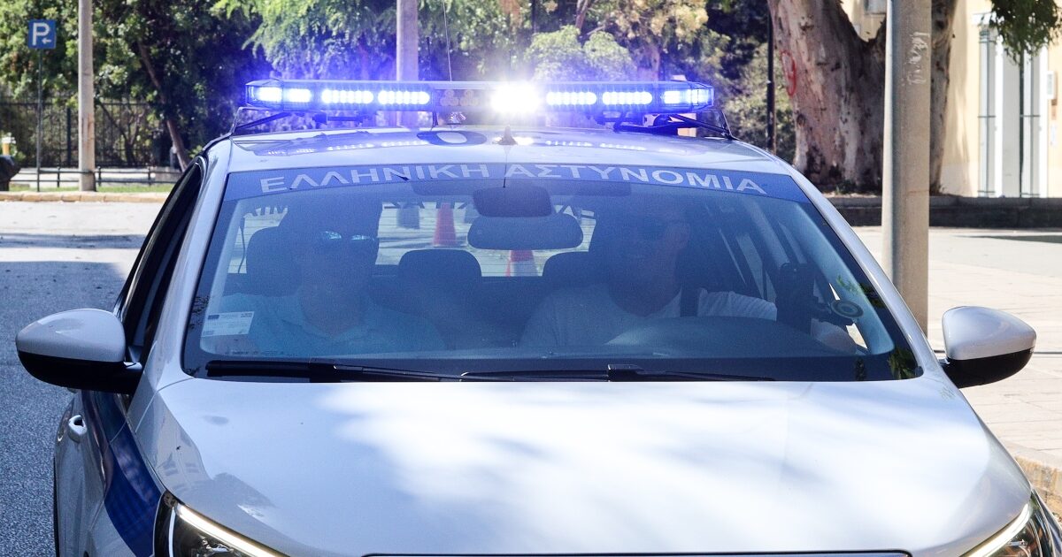 Καταδίωξη μηχανής στο Κερατσίνι κατέληξε σε σύγκρουση με σχολικό λεωφορείο