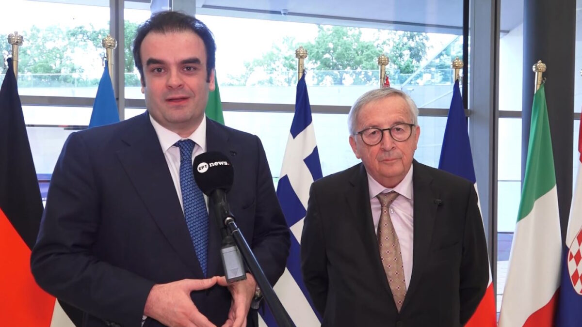 Κυριάκος Πιερρακάκη ς και Ζαν-Κλοντ Γιούνκερ στο δείπνο των Υπουργών Οικονομικών της Ευρωζώνης