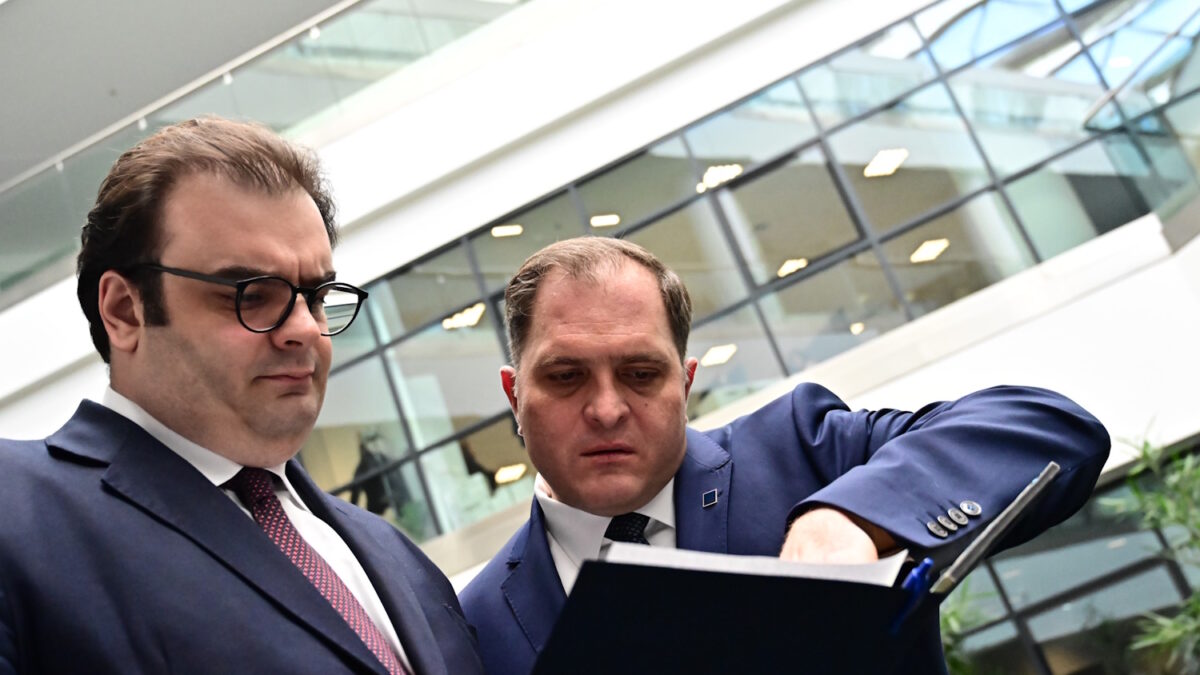 Ο Κυριάκος Πιερρακάκης και ο Γιώργος Πιτσιλής