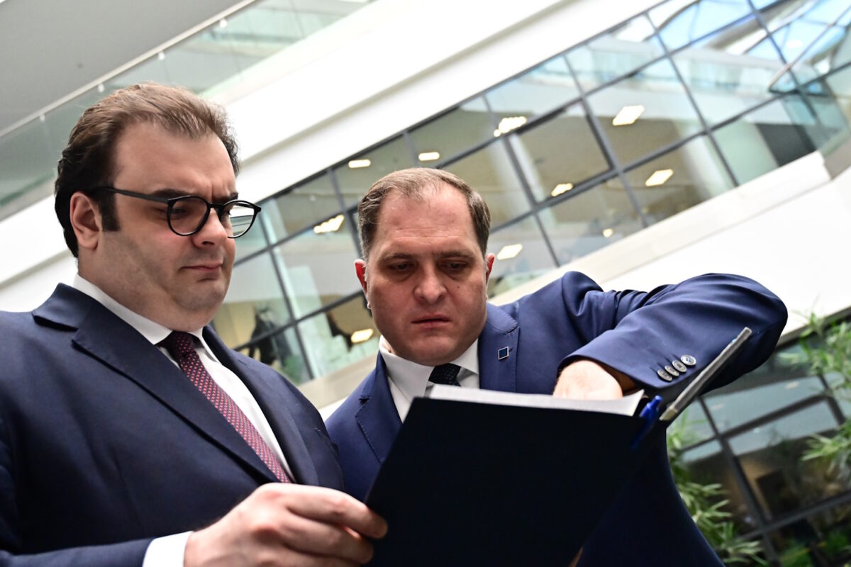 Ο Κυριάκος Πιερρακάκης και ο Γιώργος Πιτσιλής