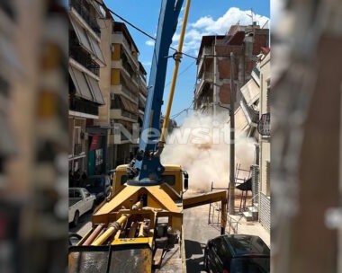 Η στιγμή της κατάρρευσης της πολυκατοικίας στα Πετράλωνα