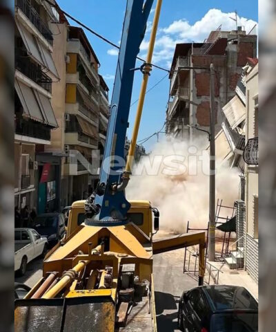 Η στιγμή της κατάρρευσης της πολυκατοικίας στα Πετράλωνα