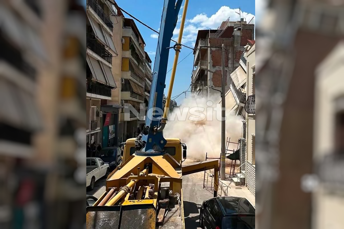Η στιγμή της κατάρρευσης της πολυκατοικίας στα Πετράλωνα