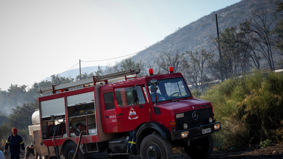 Πυρκαγιά σε αγροτοδασική έκταση στο Ακραίφνιο Βοιωτίας,επιχειρούν ισχυρές επίγειες και εναέριες δυνάμεις της πυροσβεστικής για την κατάσβεση, Δευτέρα 22 Ιουνίου 2026 (ΠΑΝΑΓΙΩΤΗΣ ΠΡΑΓΙΑΝΝΗΣ/EUROKINISSI)