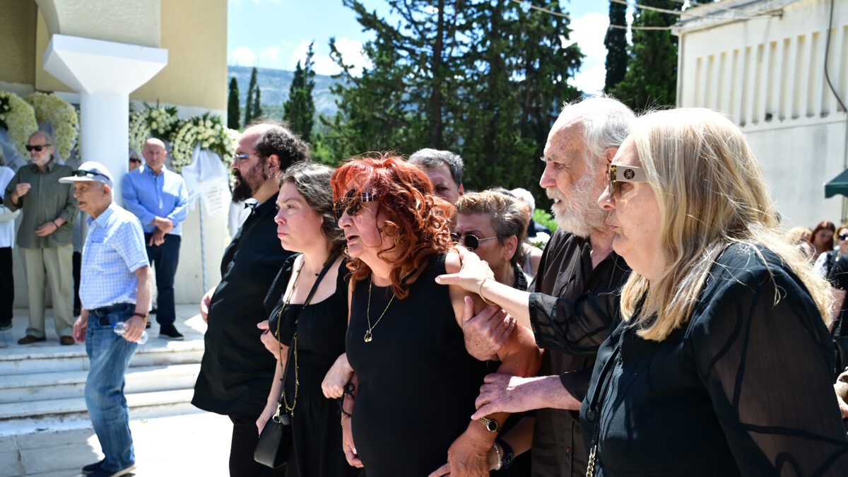 Η Μαίρη Ραζή στην κηδεία του Σωτήρη Τσόγκα
