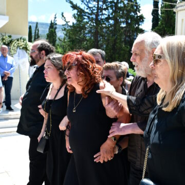 Η Μαίρη Ραζή στην κηδεία του Σωτήρη Τσόγκα