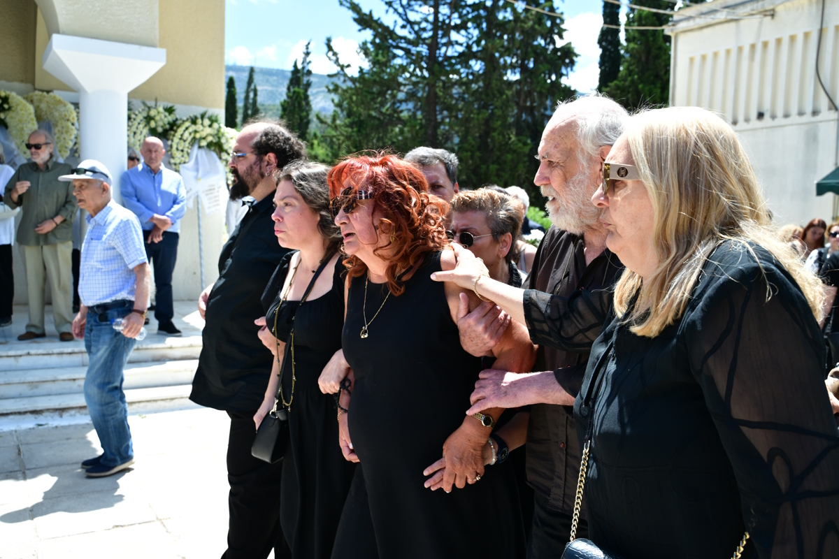 Η Μαίρη Ραζή στην κηδεία του Σωτήρη Τσόγκα
