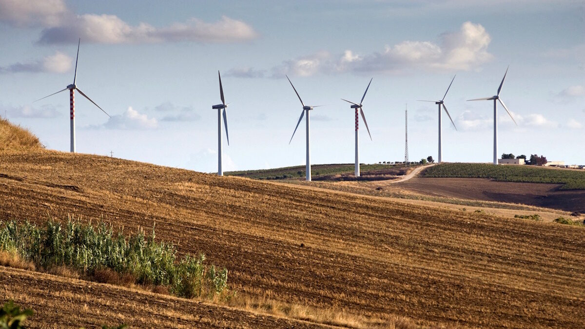 FILE PHOTO: Wind generators are seen in a farm in the countryside near the Sicilian town of Trapani, southern Italy September 29, 2009. Italy will have to double its renewable energy capacity and invest 50 billion euros ($73.29 billion) to meet the European Union's climate change targets for 2020, chairman of Italy's renewable energy body said on Monday.
