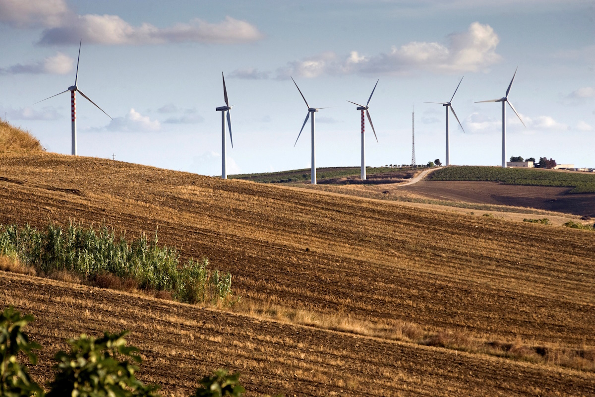 FILE PHOTO: Wind generators are seen in a farm in the countryside near the Sicilian town of Trapani, southern Italy September 29, 2009. Italy will have to double its renewable energy capacity and invest 50 billion euros ($73.29 billion) to meet the European Union's climate change targets for 2020, chairman of Italy's renewable energy body said on Monday.