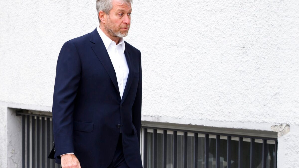 The Russian oligarch Roman Abramovich arrives at the opening of the civil proceedings brought by the European Bank for Reconstruction and Development (EBRD) against Abramovich, Shvidler and the Russian giant Gazprom, this Wednesday, May 2, 2018, at the District Court of Sarine in Fribourg. The EBRD is claiming 46 million francs plus interest since 2005. The shareholders and Gazprom contest this debt. (KEYSTONE/Anthony Anex)
