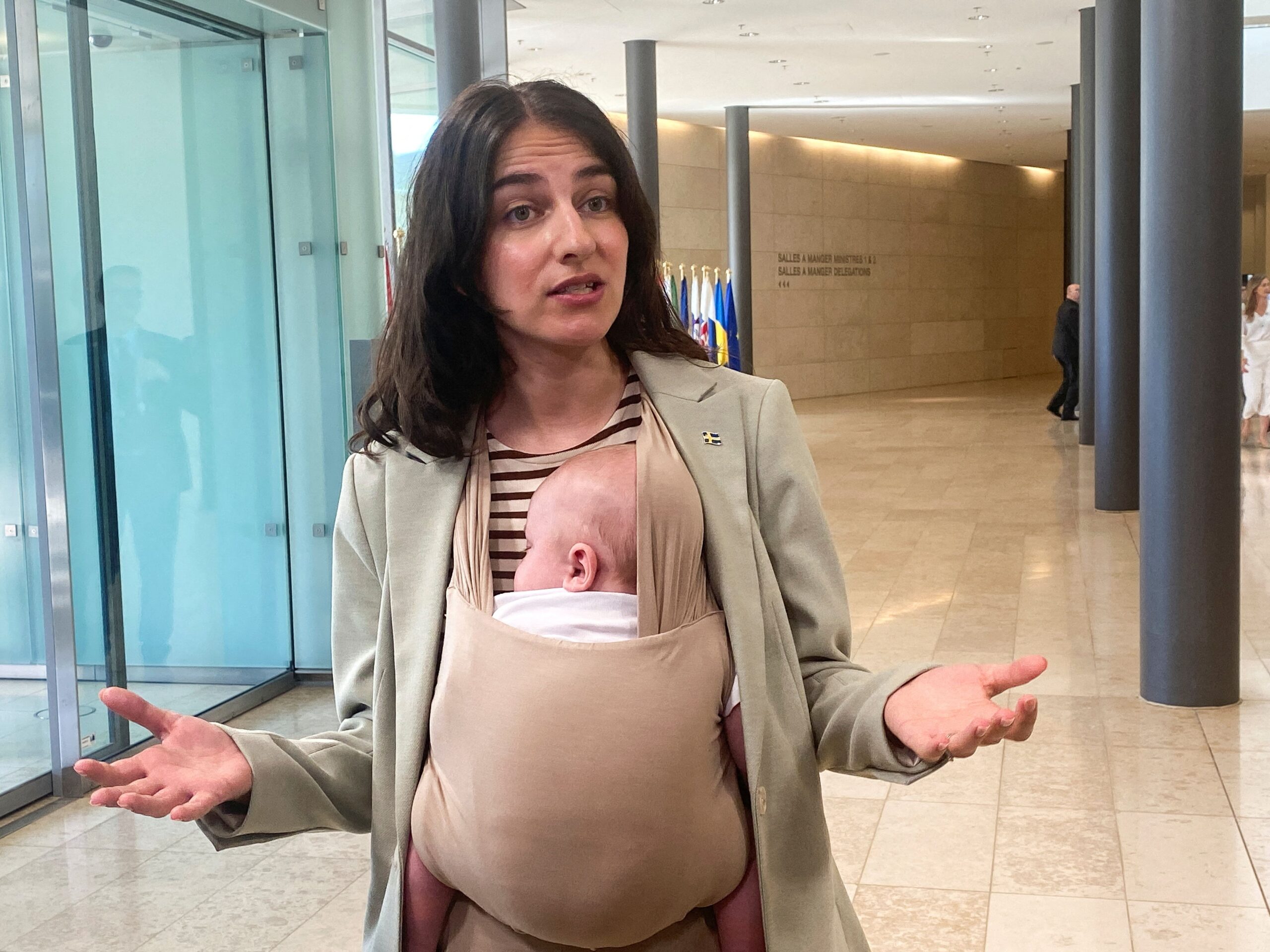 Η Σουηδή υπουργός Κλίματος Ρομίνα Πουρμοκτάρι