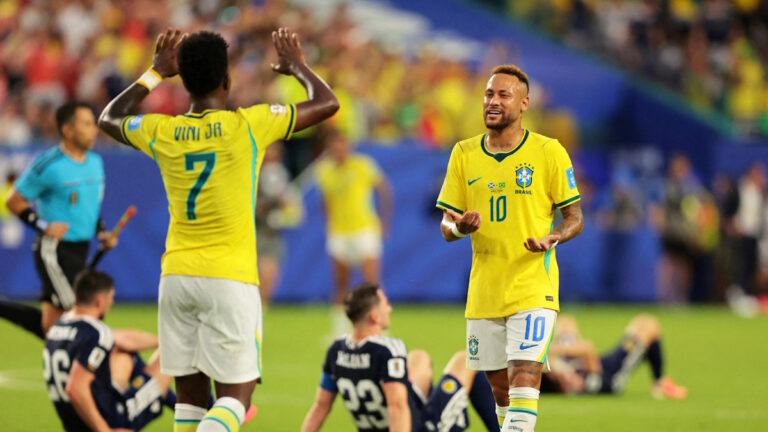 Οι δύο σούπερ της Βραζιλίας, Neymar Jr. και Vinicius Junior αλληλοσυγχαίρονται μετά τη νίκη - πρόκριση επί της Σκωτίας