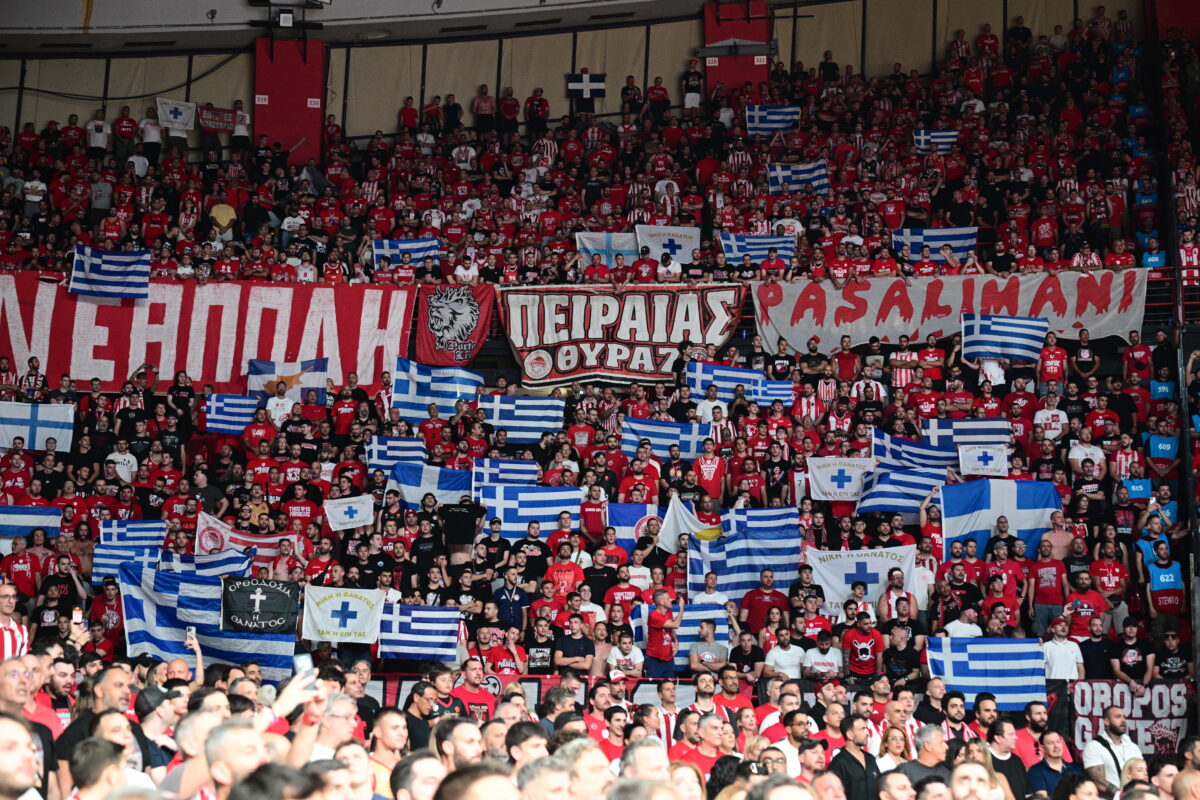 Ολυμπιακός – Παναθηναϊκός: Γέμισε ελληνικές σημαίες η κερκίδ