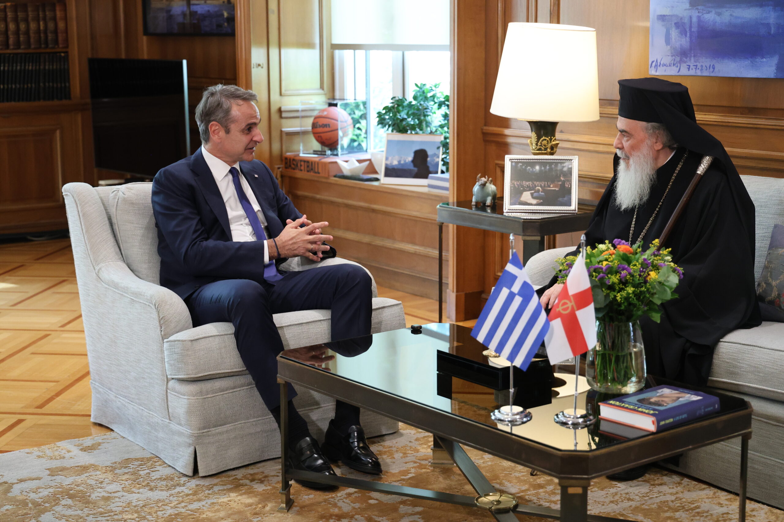 Συνάντηση του πρωθυπουργού Κυριάκου Μητσοτάκη με τον πατριάρχη της Αγίας Πόλεως Ιερουσαλήμ και πάσης Παλαιστίνης Θεόφιλο Γ΄