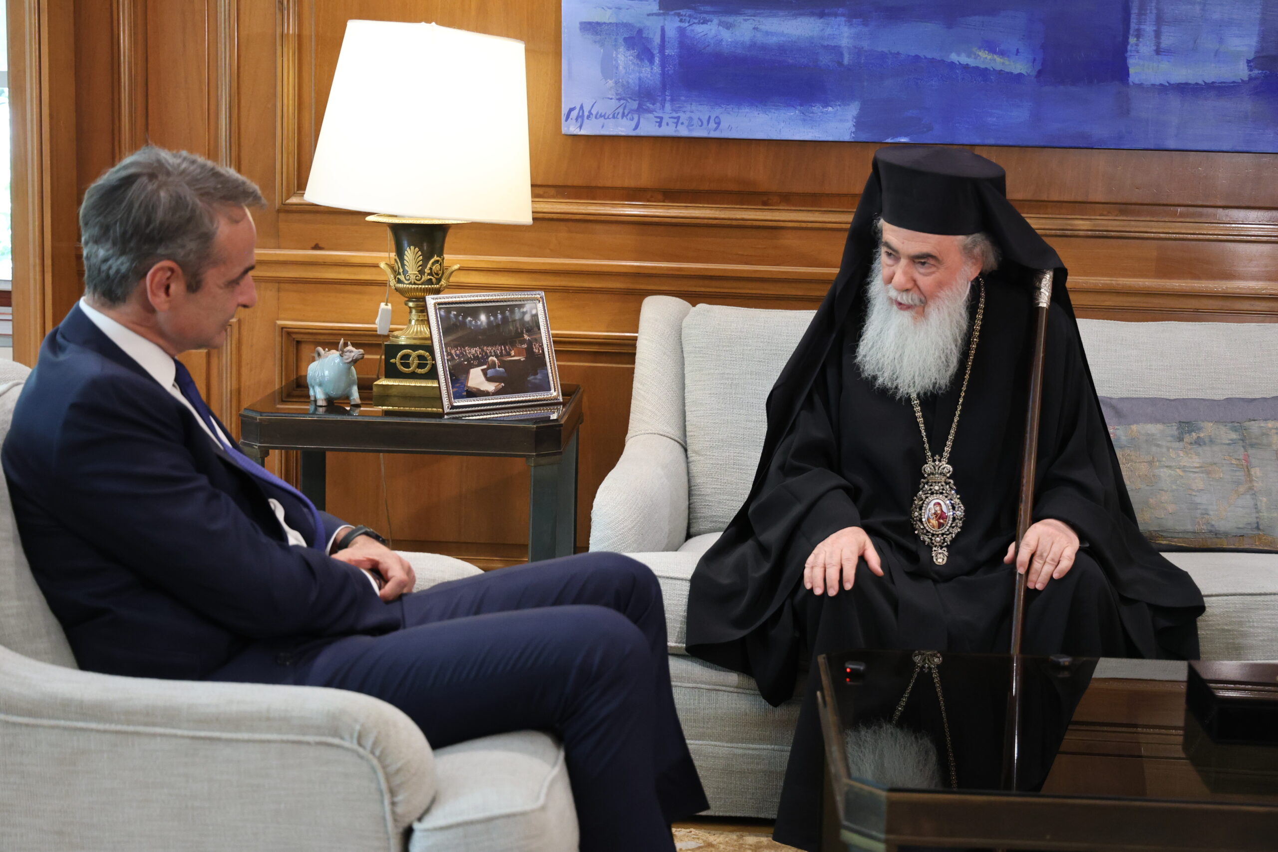 Συνάντηση του πρωθυπουργού Κυριάκου Μητσοτάκη με τον πατριάρχη της Αγίας Πόλεως Ιερουσαλήμ και πάσης Παλαιστίνης Θεόφιλο Γ΄