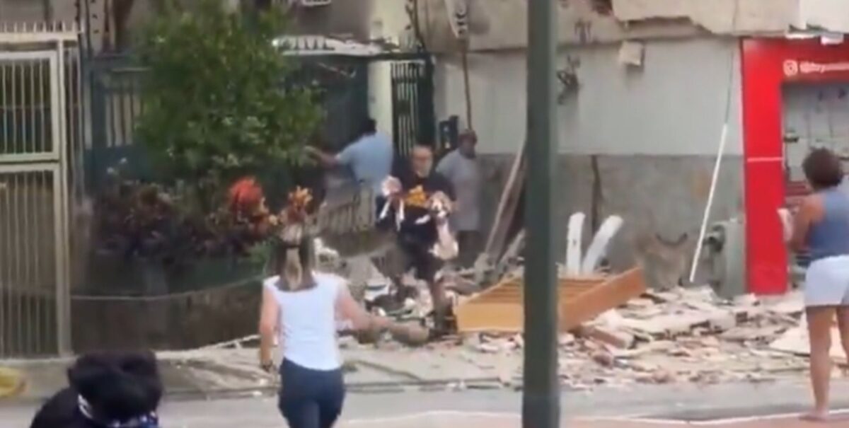 Σεισμοί στη Βενεζουέλα: Η συγκινητική στιγμή που άνδρας σώζει τα δύο σκυλάκια του, δείτε το βίντεο