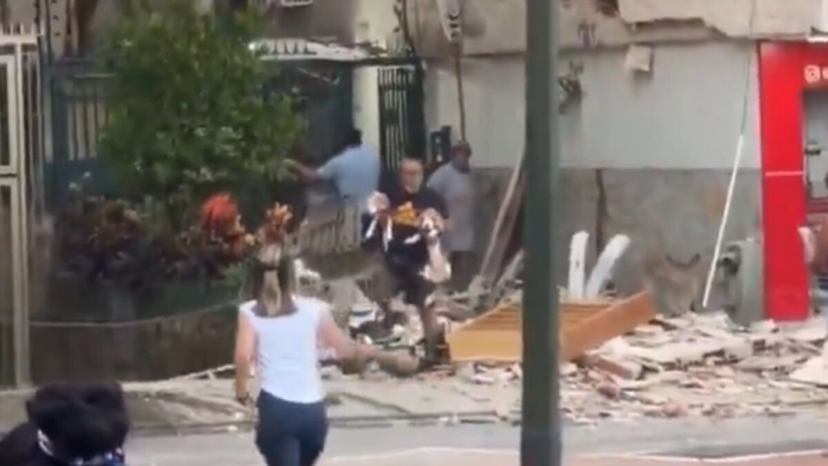 Σεισμοί στη Βενεζουέλα: Η συγκινητική στιγμή που άνδρας σώζει τα δύο σκυλάκια του, δείτε το βίντεο