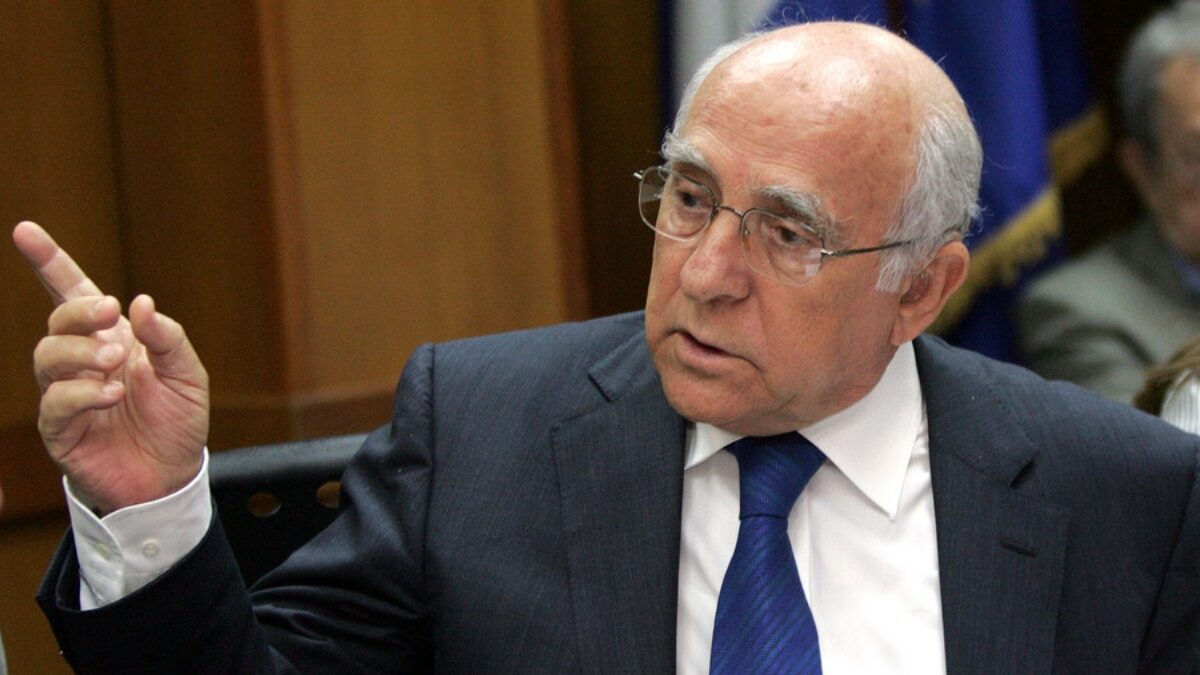 Ο υπουργός ΠΕΧΩΔΕ Γιώργος Σουφλιάς απευθύνεται στους δημοσιογράφους κατά την διάρκεια συνέντευξη Τύπου με θέμα την κατασκευή νέου αεροδρομίου στο Καστέλι της Κρήτης, την Τρίτη 1 Σεπτεμβρίου 2009.