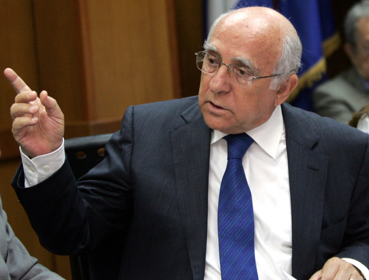 Ο υπουργός ΠΕΧΩΔΕ Γιώργος Σουφλιάς απευθύνεται στους δημοσιογράφους κατά την διάρκεια συνέντευξη Τύπου με θέμα την κατασκευή νέου αεροδρομίου στο Καστέλι της Κρήτης, την Τρίτη 1 Σεπτεμβρίου 2009.