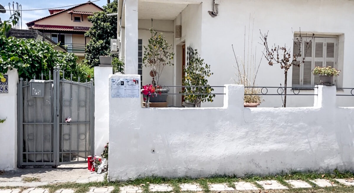 Το σπίτι στο Αίγιο, όπου βρέθηκαν νεκροί η 54χρονη κι ο 26χρονος γιος της
