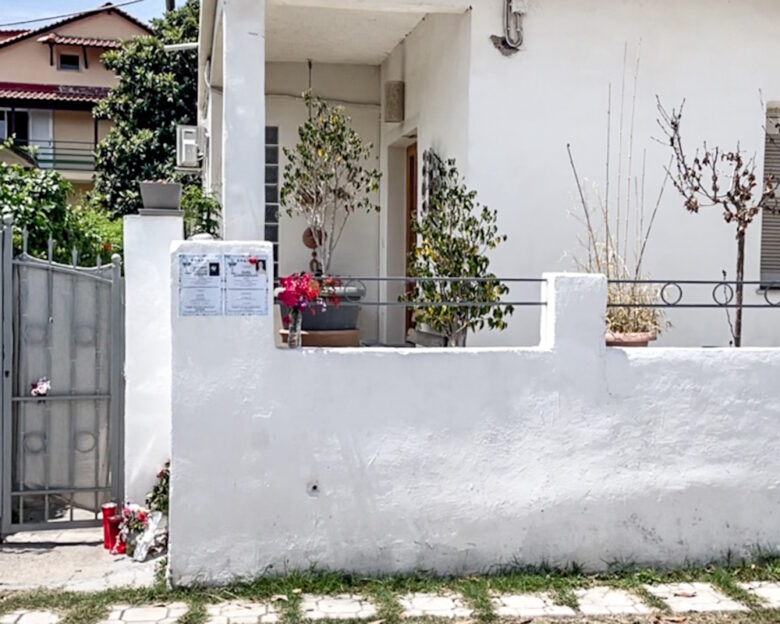 Το σπίτι στο Αίγιο, όπου βρέθηκαν νεκροί η 54χρονη κι ο 26χρονος γιος της