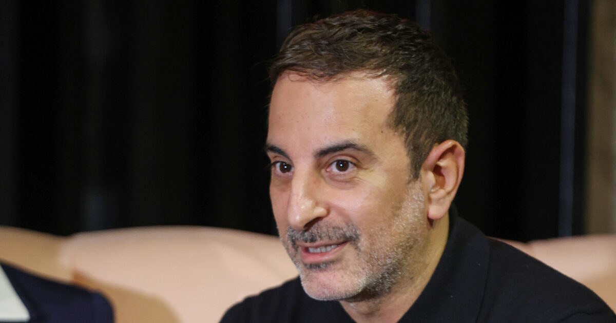 Στέλιος Κουδουνάρης: «Το να φοράει κάποιος πολλά brands είναι δείγμα νεοπλουτισμού, δεν τους κατηγορώ όμως»