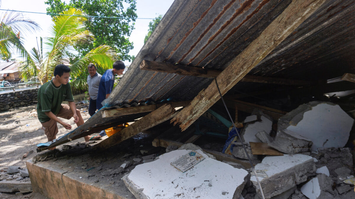 People collect their belongings from a damaged house following an earthquake off the southern Philippine island of Mindanao that was also felt in North Tabukan, Sangihe Islands regency, North Sulawesi province, Indonesia, June 8, 2026. REUTERS/Stenly Pontolawokang
