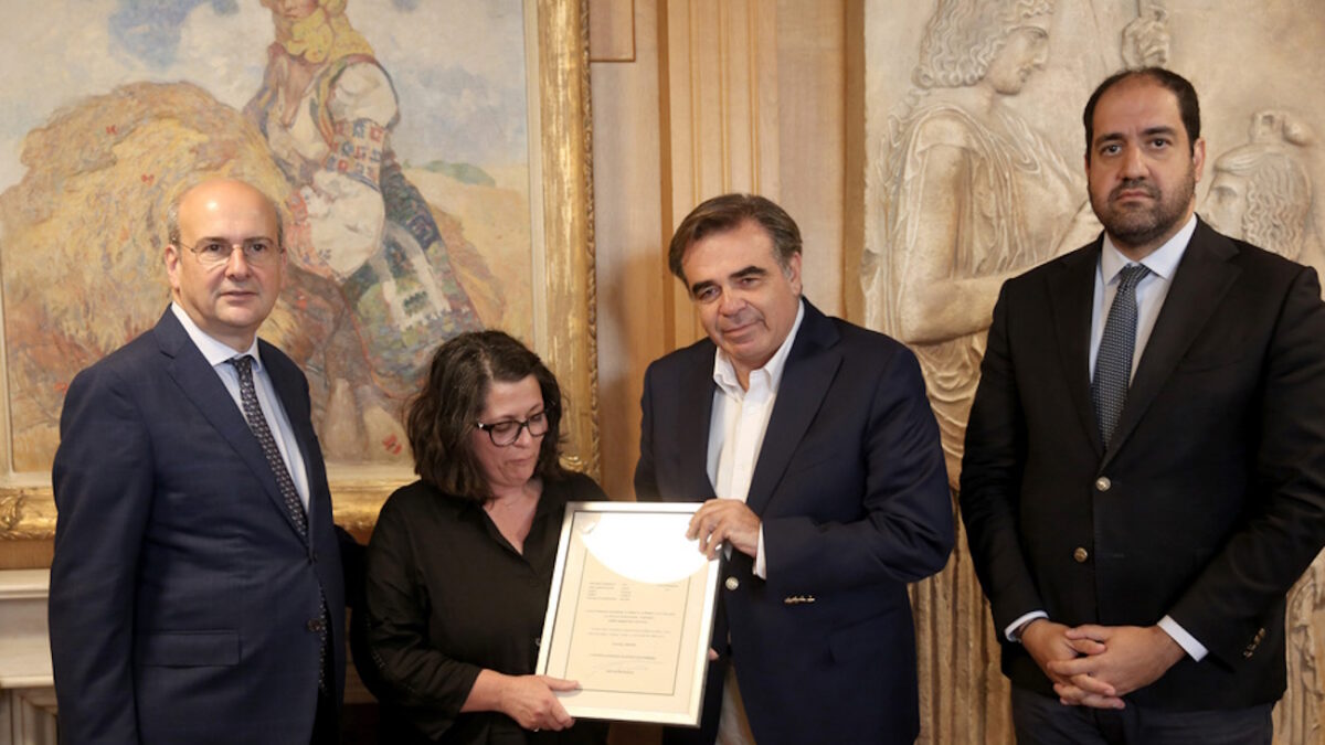 Η στιγμή που παραδίδεται το πτυχίο στη μητέρα του Γιακουμάκη