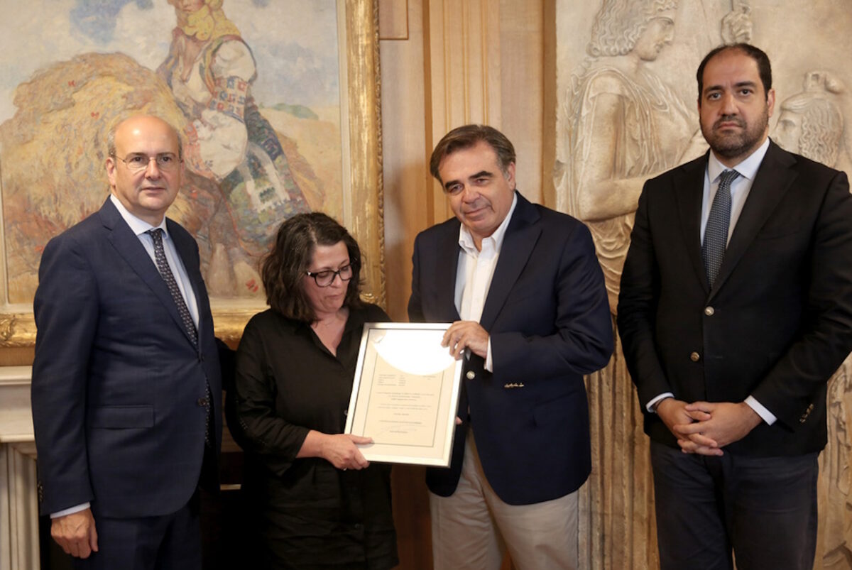 Η στιγμή που παραδίδεται το πτυχίο στη μητέρα του Γιακουμάκη