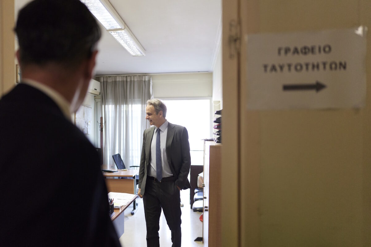 Ο Κυριάκος Μητσοτάκης κατά την έκδοση της νέας ταυτότητάς του