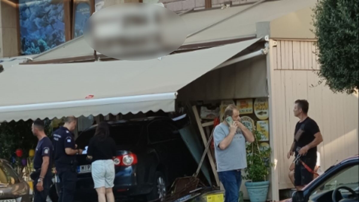 Αυτοκίνητο έπεσε σε κατάστημα στη Θεσσαλονίκη