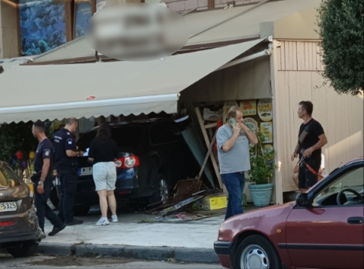 Αυτοκίνητο έπεσε σε κατάστημα στη Θεσσαλονίκη