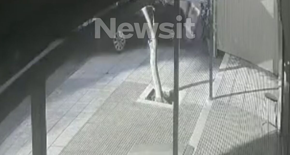 Η στιγμή που το αυτοκίνητο «καρφώνεται» σε κατάστημα στους Νέους Επιβάτες Θεσσαλονίκης