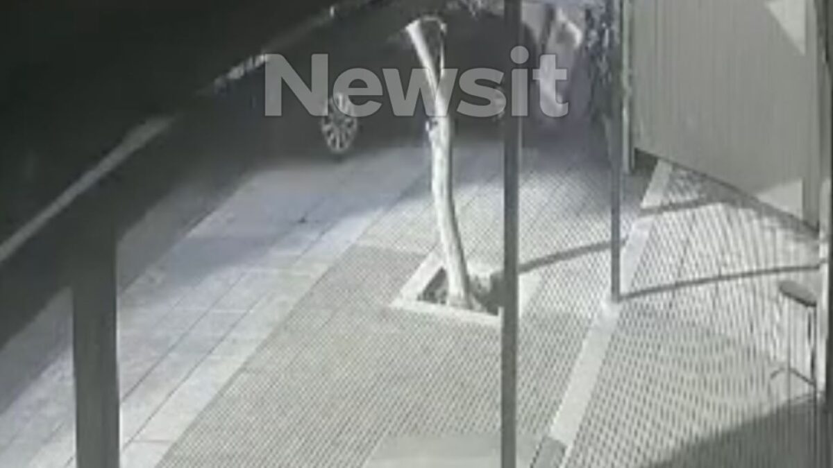 Η στιγμή που το αυτοκίνητο «καρφώνεται» σε κατάστημα στους Νέους Επιβάτες Θεσσαλονίκης