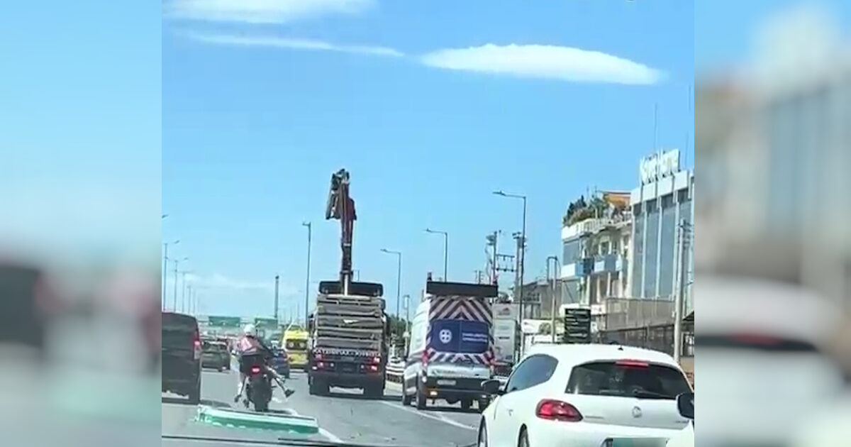 Κηφισός: Βίντεο με γερανοφόρο που «παίρνει σβάρνα» πινακίδα – Στο «παρά ένα» γλίτωσε ζευγάρι που επέβαινε σε μηχανή