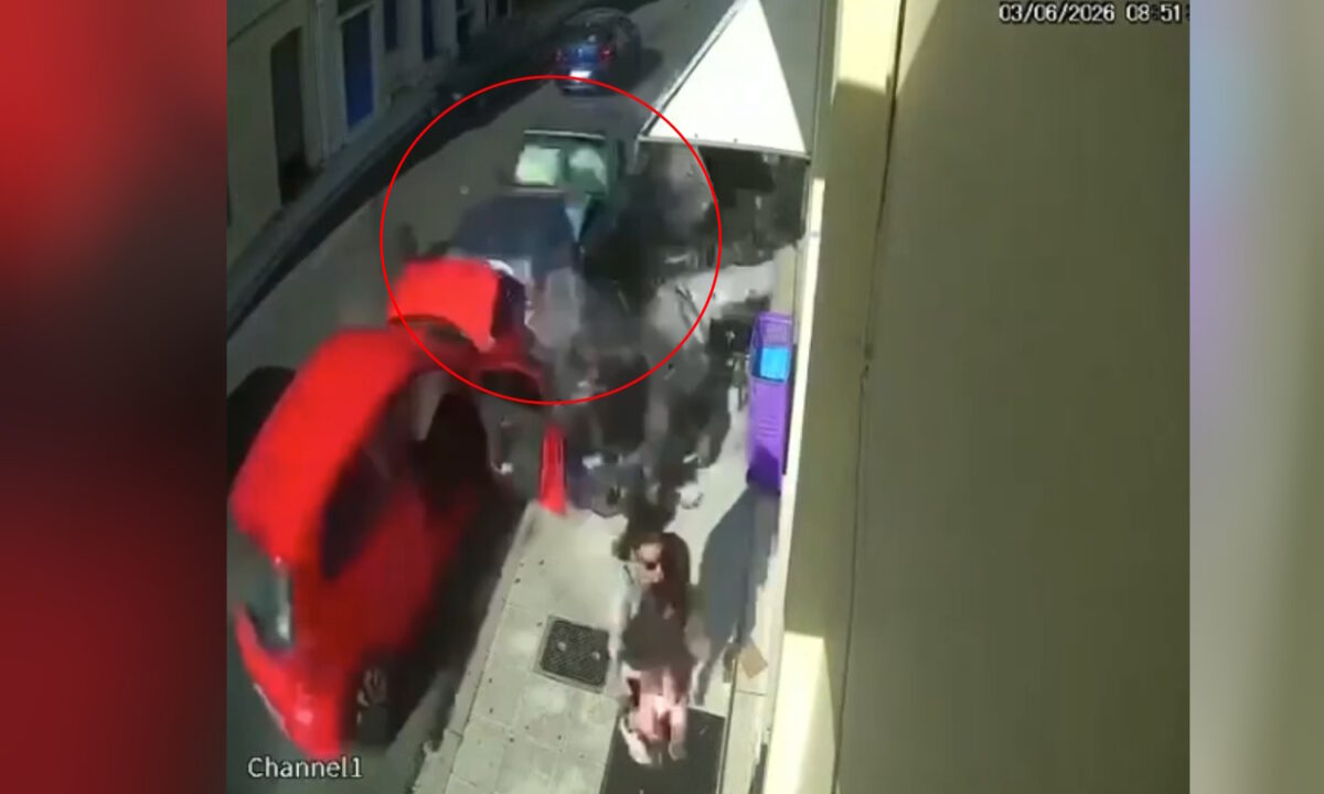 Η στιγμή που το αυτοκίνητο πέφτει πάνω στο όχημα της μητέρας