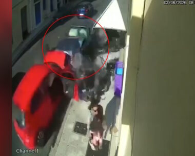 Η στιγμή που το αυτοκίνητο πέφτει πάνω στο όχημα της μητέρας