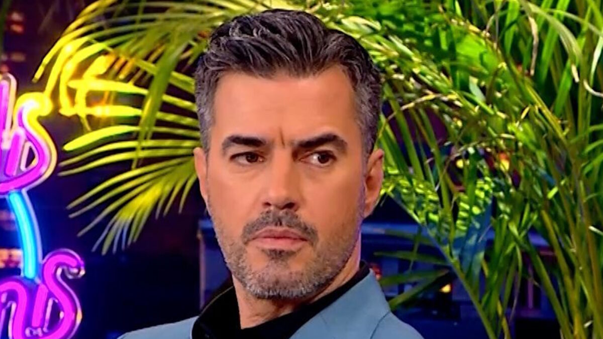 Ο Γιάννης Τσιμιτσέλης κατά τη διάρκεια της συνέντευξης