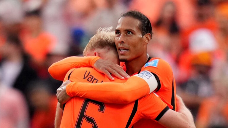 Ο αρχηγός των «οράνιε», Virgil van Dijk αγκαλιάζει τον Jan Paul van Hecke, σκόρερ του 3ου γκολ των Ολλανδών κόντρα στην Τυνησία