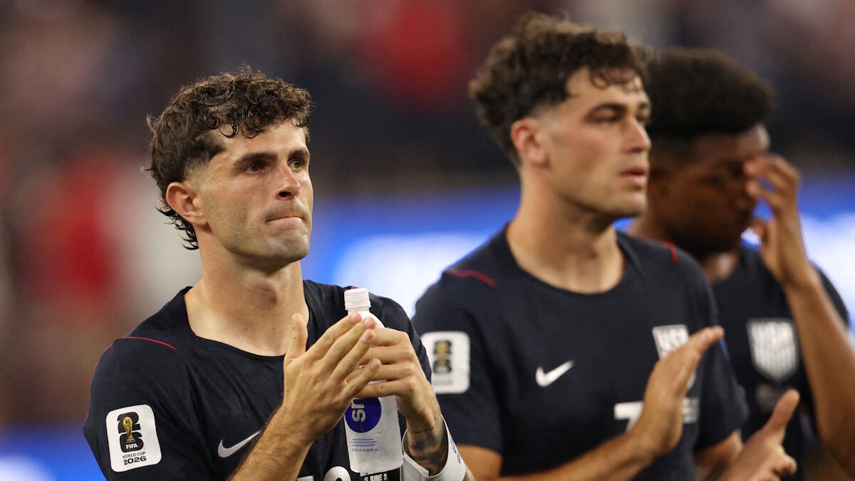 Ο Christian Pulisic (Α) μετά τη λήξη του ματς με τους Τούρκους (2-3) και την τυπική πρόκριση των ΗΠΑ στην επόμενη φάση