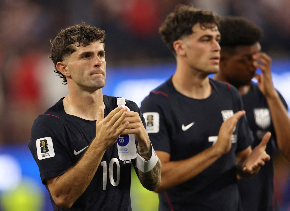 Ο Christian Pulisic (Α) μετά τη λήξη του ματς με τους Τούρκους (2-3) και την τυπική πρόκριση των ΗΠΑ στην επόμενη φάση