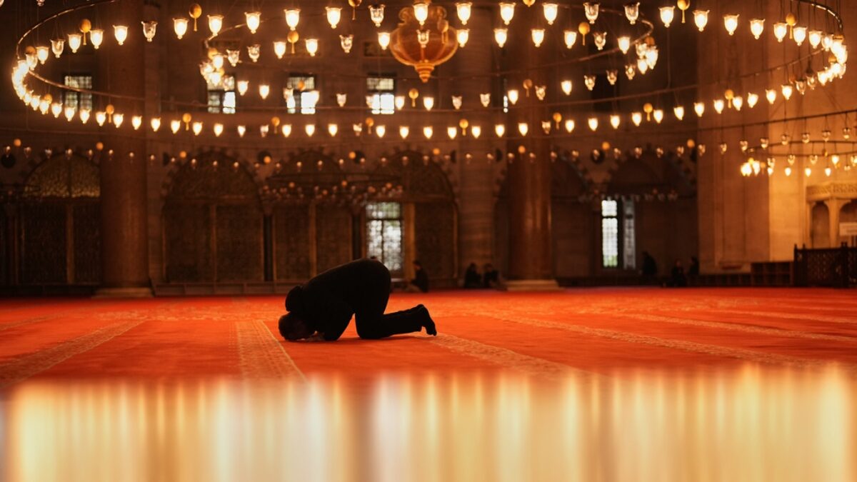 A worshipper prays at Suleymaniye mosque during the Muslim holy fasting month of Ramadan, in Istanbul, Turkey, Thursday, March 12, 2026.