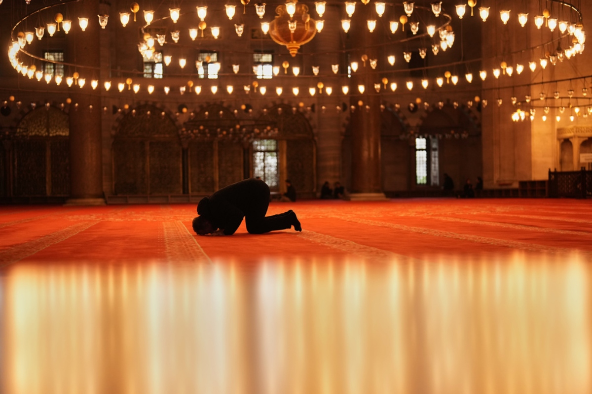 A worshipper prays at Suleymaniye mosque during the Muslim holy fasting month of Ramadan, in Istanbul, Turkey, Thursday, March 12, 2026.